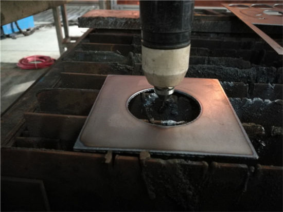 CNC-tehtaan plasma- ja liekinpöydän leikkauskone metallilevyille