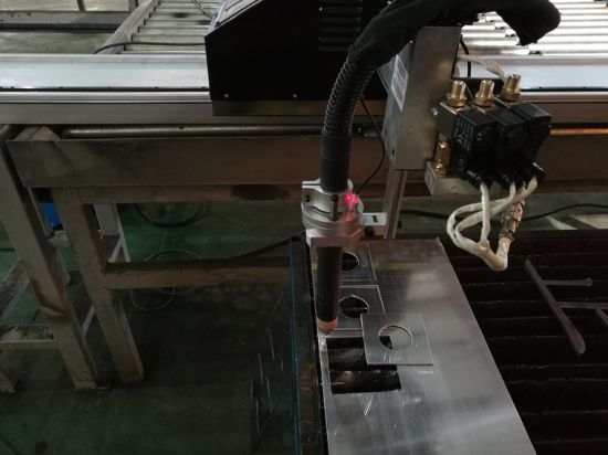 CNC-nostolaitetyyppinen liekki oksi-plasma leikkauskone leikkaamiseen
